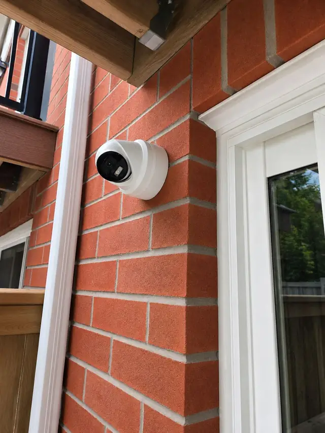 Camera covering a side entrance and walkway in Erin Mills, Mississauga